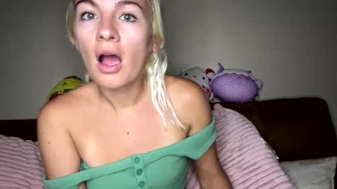 Snapshot of prettybabypetite chatting on October 28, 2:37 am Missy  Jack online show from October 28, 2:37 am