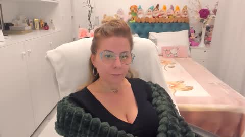 Snapshot of prettyblackeyes chatting on November 4, 11:04 pm wilma online show from November 4, 11:04 pm