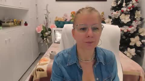 Snapshot of prettyblackeyes chatting on November 24, 8:41 pm wilma online show from November 24, 8:41 pm