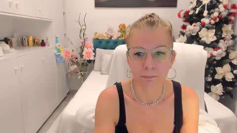 Snapshot of prettyblackeyes chatting on December 15, 7:23 am wilma online show from December 15, 7:23 am