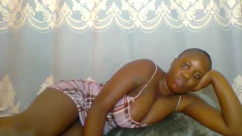 Snapshot of prettydarkskin002 chatting on May 17, 10:55 am SHANIA online show from May 17, 10:55 am