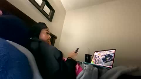 prettyfacefemale online show from February 3, 6:22 am