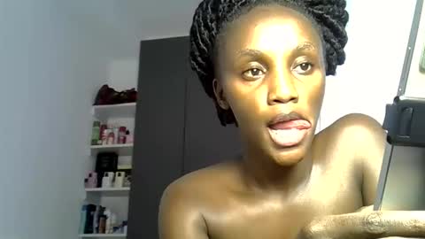 Snapshot of prettygee21 chatting on April 22, 9:01 am Pretty darkskin doll online show from April 22, 9:01 am