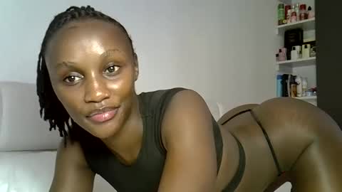 Snapshot of prettygee21 chatting on April 27, 9:40 am Pretty darkskin doll online show from April 27, 9:40 am