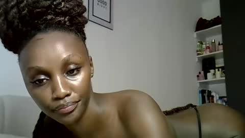 Snapshot of prettygee21 chatting on May 8, 10:09 am Pretty darkskin doll online show from May 8, 10:09 am
