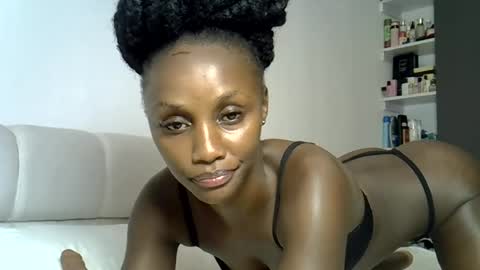 Snapshot of prettygee21 chatting on June 17, 12:18 pm Pretty darkskin doll online show from June 17, 12:18 pm