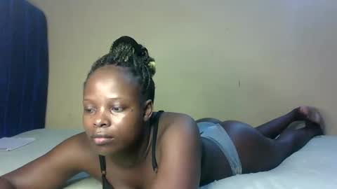 Snapshot of prettymelly_ chatting on December 5, 2:20 am Melly online show from December 5, 2:20 am