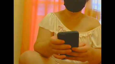 Snapshot of prettynhing chatting on November 16, 1:44 am Nhing online show from November 16, 1:44 am