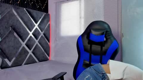 prince_arthur77 online show from May 17, 1:07 pm