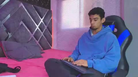 prince_arthur77 online show from June 25, 1:48 pm