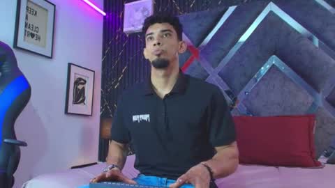 prince_arthur77 online show from July 9, 1:48 pm