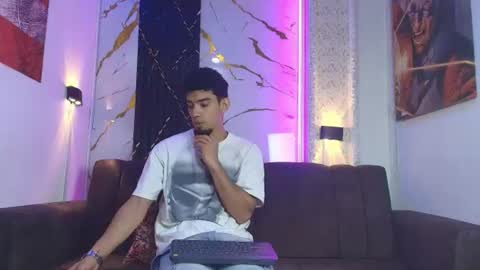 prince_arthur77 online show from July 17, 2:34 pm