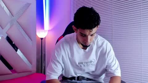 prince_arthur77 online show from July 21, 2:19 pm