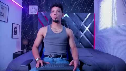 prince_arthur77 online show from July 22, 1:58 pm