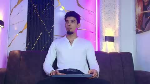 prince_arthur77 online show from July 24, 1:53 pm