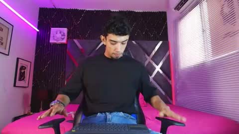 prince_arthur77 online show from July 28, 1:32 pm
