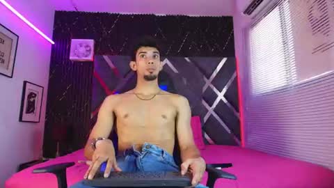 prince_arthur77 online show from July 28, 4:39 pm