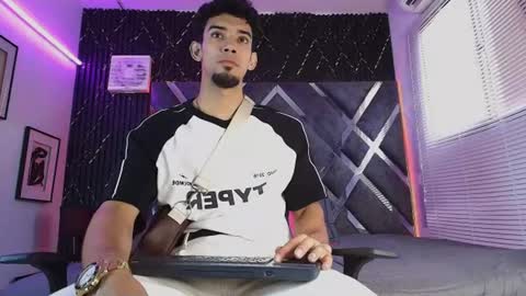 prince_arthur77 online show from July 31, 2:27 pm