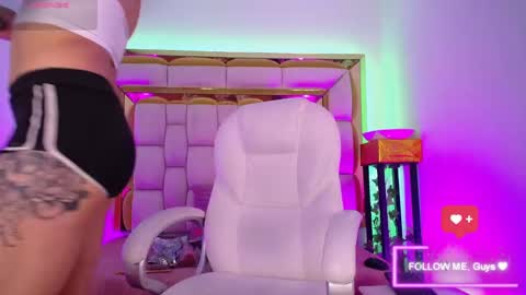 Snapshot of princess_helena_ chatting on February 28, 12:43 am princess helena online show from February 28, 12:43 am