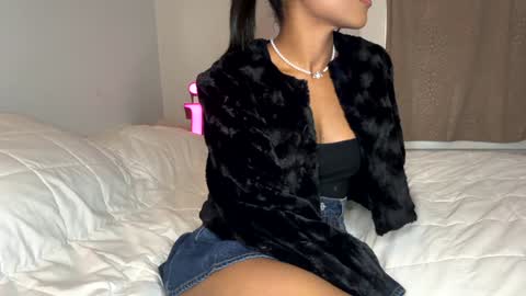 Snapshot of princessaleah chatting on December 7, 7:32 pm Princess Aleah online show from December 7, 7:32 pm