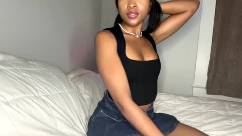 Snapshot of princessaleah chatting on December 8, 6:11 am Princess Aleah online show from December 8, 6:11 am