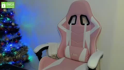 Snapshot of princesse_katey chatting on December 6, 8:07 pm miss me check out my YT online show from December 6, 8:07 pm