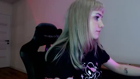 Snapshot of princessshy___ chatting on February 21, 7:32 pm 18 y.o online show from February 21, 7:32 pm