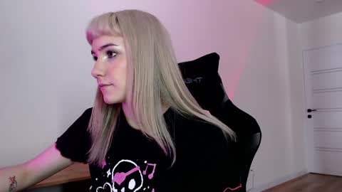 Snapshot of princessshy___ chatting on February 22, 12:51 pm 18 y.o online show from February 22, 12:51 pm