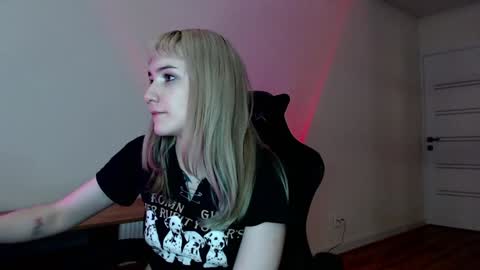 Snapshot of princessshy___ chatting on February 26, 1:00 am 18 y.o online show from February 26, 1:00 am