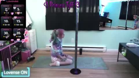 Snapshot of princesstyff chatting on February 23, 2:03 pm Tyff et Blast online show from February 23, 2:03 pm