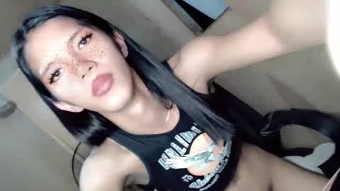 Snapshot of qn_jeshelle chatting on November 17, 10:32 am SimplePetite Astrid28 online show from November 17, 10:32 am