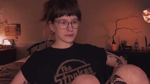 Snapshot of quack__quack chatting on March 6, 3:24 pm online show from March 6, 3:24 pm