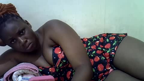 Snapshot of queen_leilla chatting on June 27, 6:18 am queen_leilla online show from June 27, 6:18 am