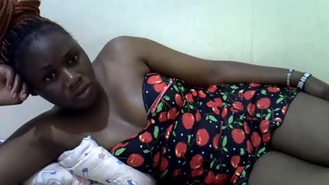 Snapshot of queen_leilla chatting on June 28, 4:29 am queen_leilla online show from June 28, 4:29 am