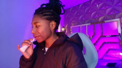 Snapshot of queen_perla_ chatting on May 7, 12:21 pm online show from May 7, 12:21 pm