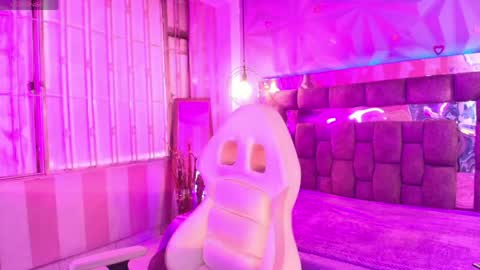 Snapshot of queen_perla_ chatting on May 8, 12:21 pm online show from May 8, 12:21 pm