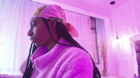Snapshot of queen_perla_ chatting on June 6, 12:10 pm online show from June 6, 12:10 pm