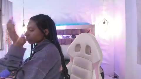 Snapshot of queen_perla_ chatting on June 12, 12:04 pm online show from June 12, 12:04 pm