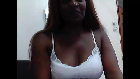 Snapshot of queen_tess1 chatting on February 13, 6:27 pm queen_tess1 online show from February 13, 6:27 pm