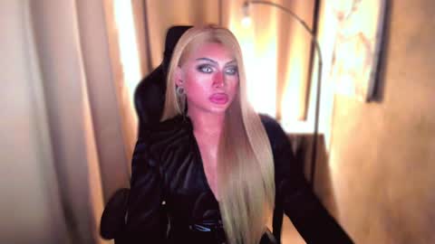 Snapshot of queenarthalia chatting on December 9, 11:47 am ARTHA online show from December 9, 11:47 am