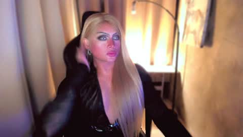 Snapshot of queenarthalia chatting on December 10, 6:28 pm ARTHA online show from December 10, 6:28 pm