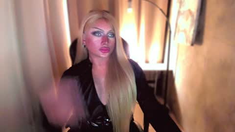 Snapshot of queenarthalia chatting on December 18, 2:38 pm ARTHA online show from December 18, 2:38 pm