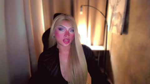 Snapshot of queenarthalia chatting on December 19, 5:18 pm ARTHA online show from December 19, 5:18 pm