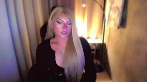 Snapshot of queenarthalia chatting on December 30, 5:23 pm ARTHA online show from December 30, 5:23 pm