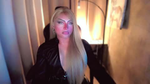 Snapshot of queenarthalia chatting on January 4, 4:32 pm ARTHA online show from January 4, 4:32 pm