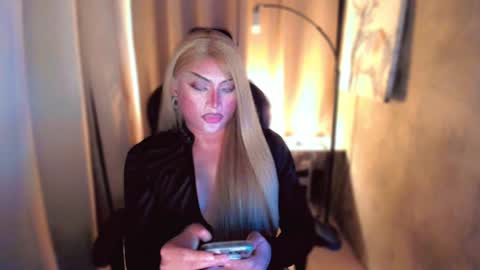 Snapshot of queenarthalia chatting on January 11, 7:05 pm ARTHA online show from January 11, 7:05 pm