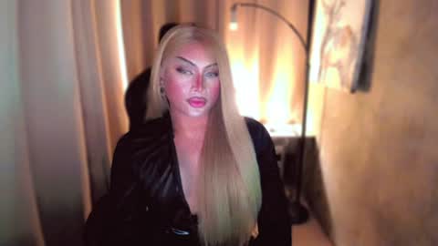 Snapshot of queenarthalia chatting on January 11, 10:07 pm ARTHA online show from January 11, 10:07 pm