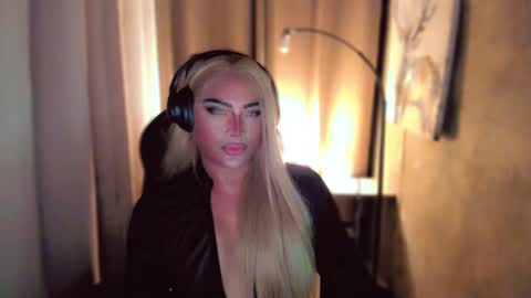 Snapshot of queenarthalia chatting on February 22, 9:59 pm ARTHA online show from February 22, 9:59 pm