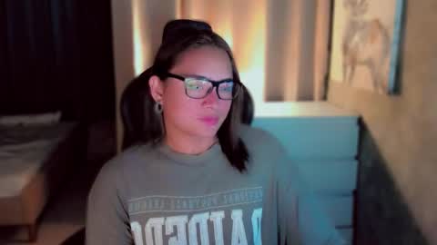 Snapshot of queenarthalia chatting on November 17, 4:18 am ARTHA online show from November 17, 4:18 am