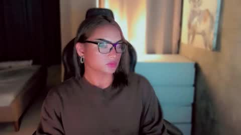 Snapshot of queenarthalia chatting on November 18, 6:34 pm ARTHA online show from November 18, 6:34 pm